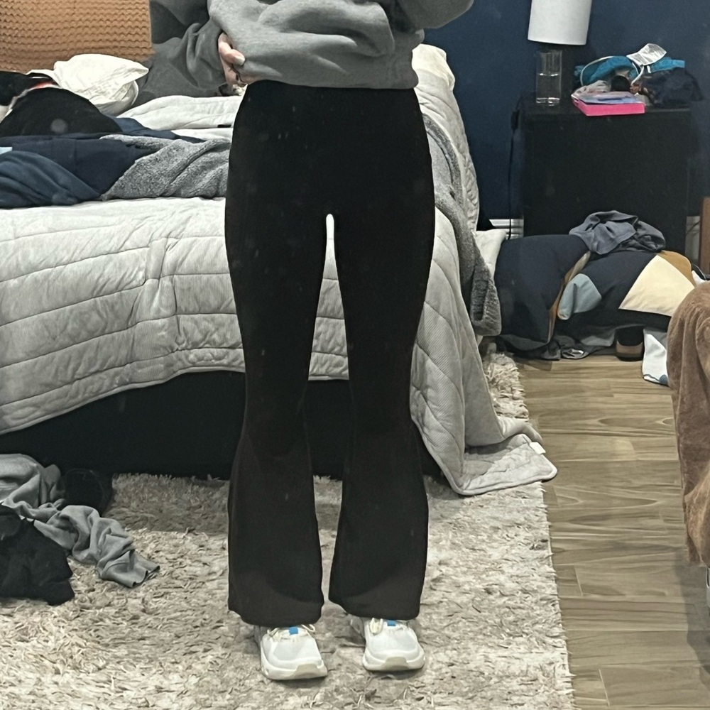 BuffBunny Pocket Contour Flare Leggings - Picture 3 of 3